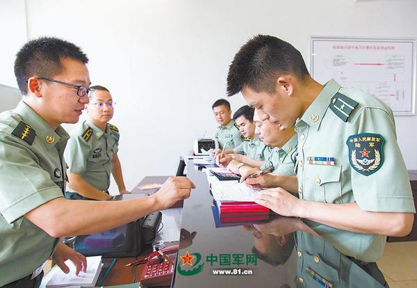 　　该战区陆军后勤部财务处机关干部在办理经费报销手续。 彭 成摄