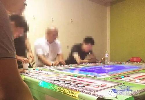 6月28日，回龙观西大街某电玩城，几名男子正坐在赌博机前。