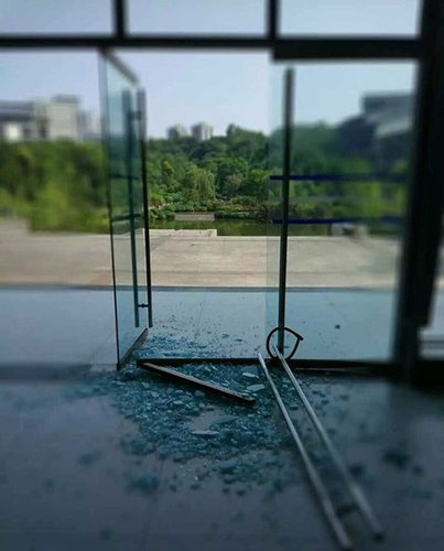 　　今天中午，重庆时报记者拨打了学校宣传部老师的电话。对方表示，目前还不知道这件事，但会找相关部门了解。