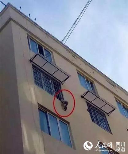 四川通江“托举哥” 悬空成功托救3岁女童(组图)