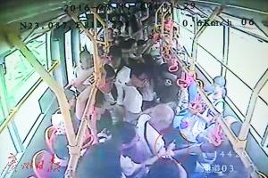 九旬老人一言不合就拔刀 公交挥刀吓坏乘客