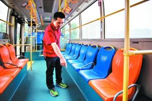 九旬老人一言不合就拔刀 公交挥刀吓坏乘客