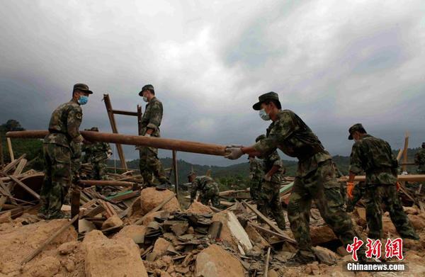 福建武警官兵积极投入驻地灾后重建