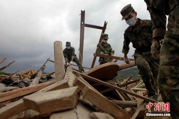 福建武警官兵积极投入驻地灾后重建2