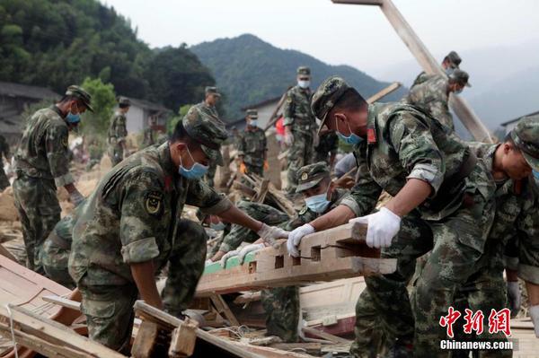 福建武警官兵积极投入驻地灾后重建4