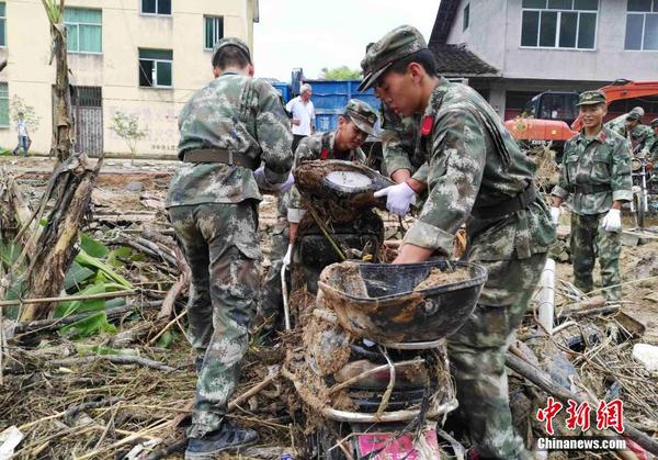 福建武警官兵积极投入驻地灾后重建5