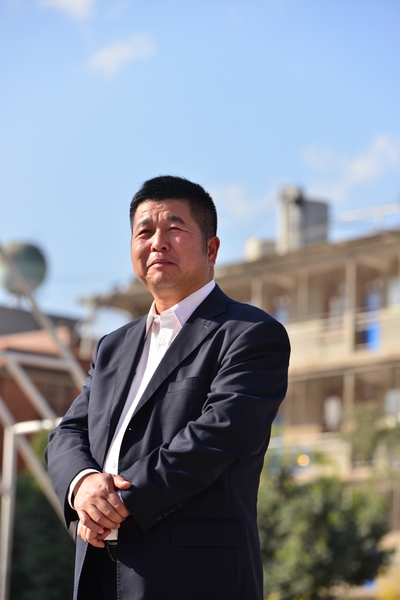 詹大年，中国教育学会教育管理分会教育策划学术委员、昆明市民办教育协会副会长、昆明丑小鸭中学校长。