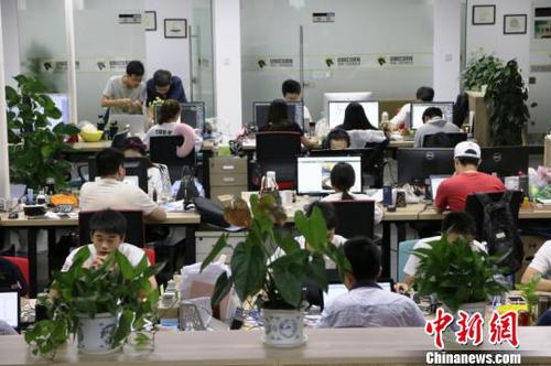 在独角兽？众创科技孵化器，年轻的创业团队正在工作、交流。　杨文虎 摄