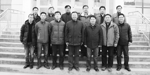 第二批13名天津援青干部合影。前排左起：刘宝勇、赵岩、张力、李新、丁全海、李书潜、刘杰；后排左起：王初生、孟德文、辛玉贵、刘明瑞、吴忠东、张志宏。