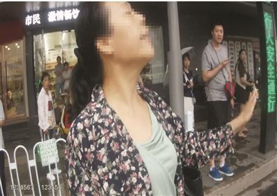 大妈用眼神“飙戏”。