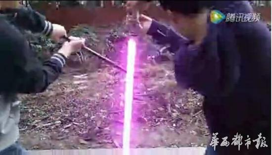 到底是特效好，还是建模牛？一言不合，两个小哥开始“拳脚相向”，一招一式中包含了中外动作大片的经典元素，如《叶问》中的咏春拳、《美国队长》的圆盾牌，还有《星球大战》的激光剑……近日，这部4分多钟的特效短片悄然走红，网友直叹“有了大片的感觉”，阅读量蹿升至几十万。