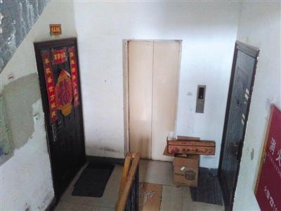 位于大兴区某小区的“灭门案”案发房屋右房门紧锁，长期空置。刘思维