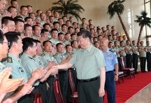 新华社照片，银川，2016年7月20日
    习近平在宁夏调研考察
    7月18日至20日，中共中央总书记、国家主席、中央军委主席习近平在宁夏调研考察。这是7月19日，习近平在银川亲切接见驻宁夏部队师以上领导干部和团级单位主官，代表党中央和中央军委向驻宁夏部队全体官兵致以诚挚问候。
    新华社记者李刚摄