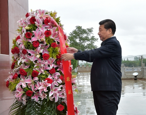 新华社照片，银川，2016年7月20日
    习近平在宁夏调研考察
    7月18日至20日，中共中央总书记、国家主席、中央军委主席习近平在宁夏调研考察。这是7月18日上午，习近平在固原市西吉县将台堡向红军长征会师纪念碑敬献花篮。
    新华社记者李涛摄