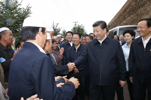 新华社照片，银川，2016年7月20日
    习近平在宁夏调研考察
    7月18日至20日，中共中央总书记、国家主席、中央军委主席习近平在宁夏调研考察。这是7月18日上午，习近平在固原市西吉县将台堡同村民们交谈。
    新华社记者鞠鹏摄