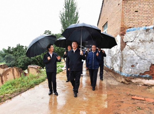 新华社照片，银川，2016年7月20日
    习近平在宁夏调研考察
    7月18日至20日，中共中央总书记、国家主席、中央军委主席习近平在宁夏调研考察。这是7月18日下午，习近平在固原市泾源县大湾乡杨岭村考察脱贫攻坚工作。
    新华社记者李涛摄