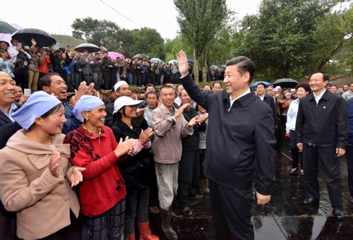 新华社照片，银川，2016年7月20日
    习近平在宁夏调研考察
    7月18日至20日，中共中央总书记、国家主席、中央军委主席习近平在宁夏调研考察。这是7月18日下午，习近平在固原市泾源县大湾乡杨岭村考察时向村民们问好。
    新华社记者李涛摄