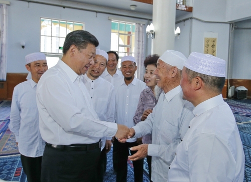 新华社照片，银川，2016年7月20日
    习近平在宁夏调研考察
    7月18日至20日，中共中央总书记、国家主席、中央军委主席习近平在宁夏调研考察。这是7月19日上午，习近平在银川市新城清真寺同宁夏伊斯兰教界人士交流。
    新华社记者鞠鹏摄