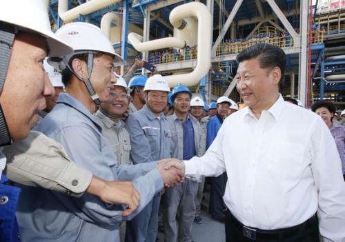 新华社照片，银川，2016年7月20日
    习近平在宁夏调研考察
    7月18日至20日，中共中央总书记、国家主席、中央军委主席习近平在宁夏调研考察。这是7月19日下午，习近平在宁东能源化工基地慰问煤制油项目技术研发团队。
    新华社记者鞠鹏摄