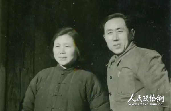 一九五七年，彦涵、白炎夫妇在沙城_副本