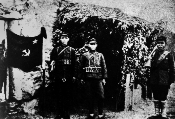 红军战士在1931年式军旗前合影。