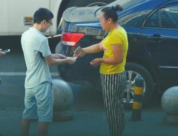 周旭与专车司机委托的黄衣女子见面，当场给了她1000元现金。