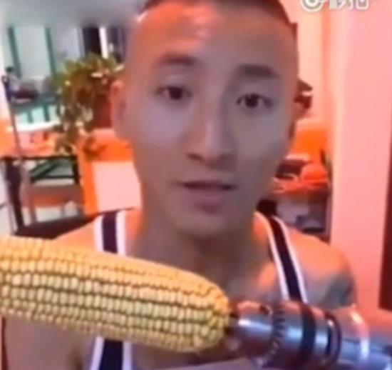 近日一名男子接受了网络上风靡一时的“电钻吃玉米”挑战。在他发布的视频里，男子在几秒内“啃”完了玉米棒，但在玉米棒还没吃完时，他的门牙先掉了。编译/熊婉君DIV