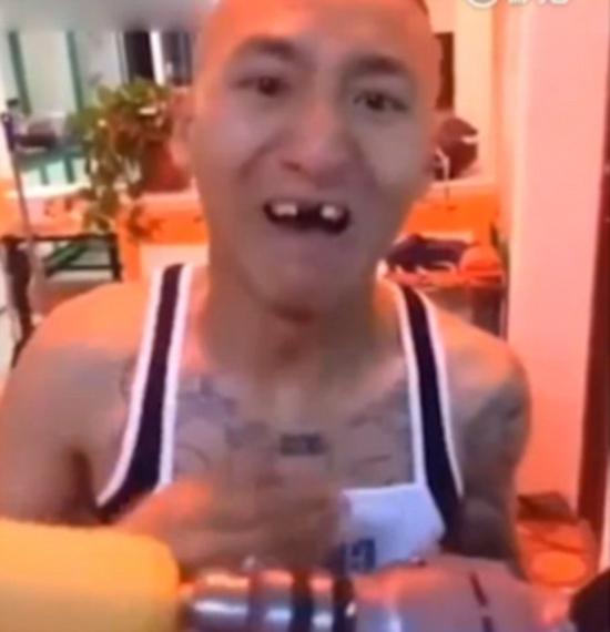 在他挑战几秒后，不等不停下，并对着镜头表示他的门牙掉了。这段视频被分享在微博上，网友留言表示：“猜到了开头没猜到结尾。”