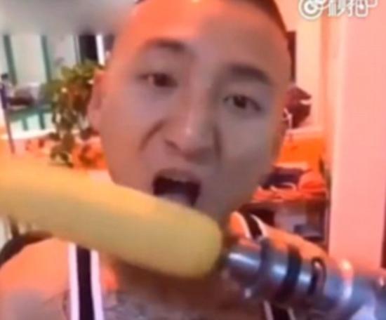 在之前的“电钻吃玉米”挑战中，有一名女子在挑战时被电钻卷掉了头发。社交媒体的用户对这个挑战产生了争议，表示“太不安全了。”