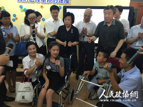 调研组听长春市宽城区培智学校的师生演唱他们自己作词作曲的《为爱而来》，感动不已。