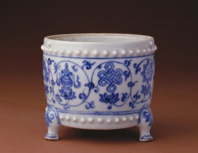 明成化青花缠枝莲八宝纹三足炉 高9CM 口径10CM 足距9.5CM