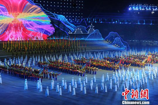 黔东南苗族侗族自治州建州60周年庆祝大会暨2016首届“中国民族文化旅游·黔东南峰会”文艺演出活动23日晚举行。　贺俊怡 摄