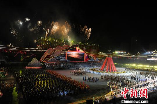 黔东南苗族侗族自治州建州60周年庆祝大会暨2016首届“中国民族文化旅游·黔东南峰会”文艺演出活动23日晚举行。　贺俊怡 摄