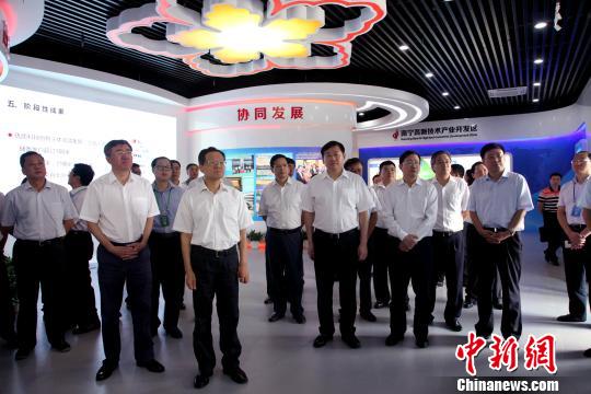 图为嘉宾参观南宁·中关村协同创新展示中心。　杨志雄 摄