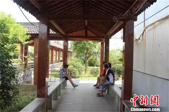 老人们在福利院内的休闲长廊内纳凉 唐娟 摄