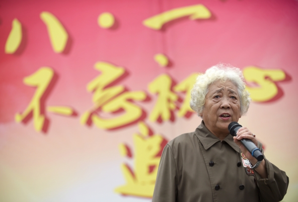 新华社照片，丹东（辽宁），2016年7月29日
    老战士相聚鸭绿江畔迎“八一”
    7月29日，志愿军老战士在活动中朗诵诗歌。
    当日，30名志愿军老战士来到丹东鸭绿江断桥，与丹东边防支队机动大队的官兵共同开展主题为“不忘初心 携手同行”的迎“八一”活动。活动中老战士们与边防官兵共同表演文艺节目，并在边防官兵的陪同下走上鸭绿江断桥重温当年出征的情景。
    新华社记者 潘昱龙 摄