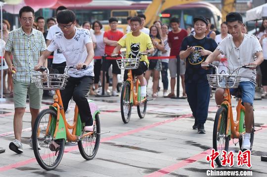 男士穿高跟鞋骑自行车比慢 鞋根需高于15厘米