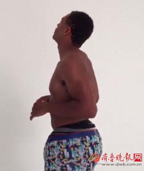 外国男子直播穿100条内裤 称