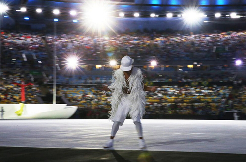 8月5日，演员在马拉卡纳体育场进行垫场表演。当日，2016年里约奥运会开幕式即将在巴西里约热内卢马拉卡纳体育场举行。 新华社记者李明摄