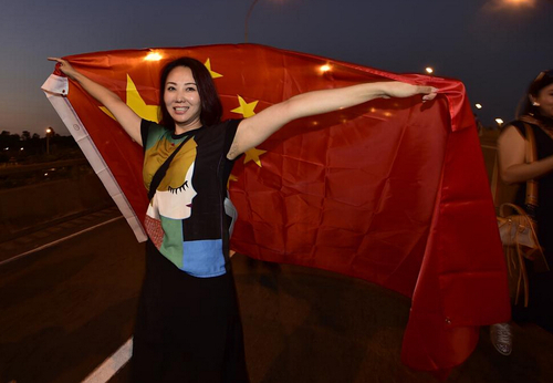 8月5日，一名中国观众准备进入马拉卡纳体育场。 当日，2016年里约奥运会开幕式即将在巴西里约热内卢马拉卡纳体育场举行。新华社记者岳月伟摄