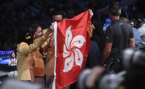 8月5日，几名香港工作人员在开幕式现场高举中国香港特别行政区区旗。当日，2016年里约奥运会开幕式即将在巴西里约热内卢马拉卡纳体育场举行。 新华社记者戚恒摄