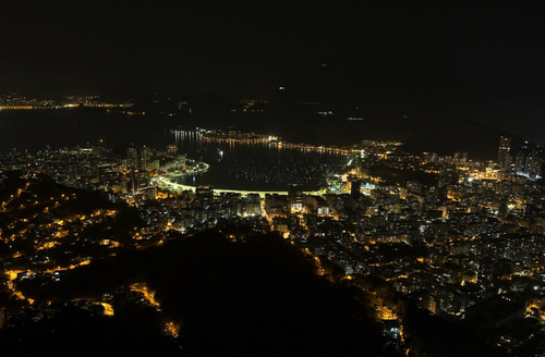 这是8月5日拍摄的里约热内卢市区夜景。 当日，2016年里约奥运会开幕式即将在巴西里约热内卢马拉卡纳体育场举行。 新华社记者徐子鉴摄