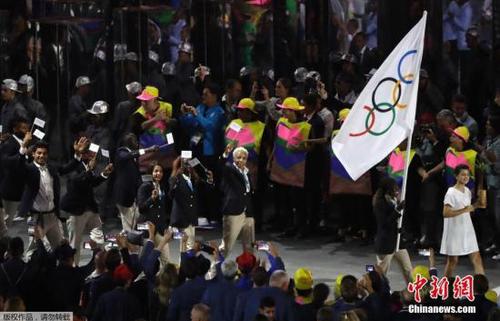 当地时间8月5日晚8时,2016里约奥运会开幕式在里约热内卢马拉卡纳体育场举行,难民代表团入场。 点击进入下一页