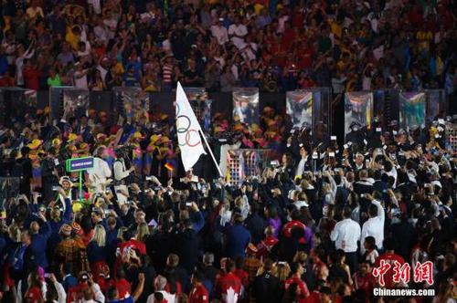 当地时间8月5日晚8时,2016里约奥运会开幕式在里约热内卢马拉卡纳体育场举行,难民代表团入场。<a target='_blank' href='http://www.chinanews.com/' >中新网</a>记者 盛佳鹏 摄 点击进入下一页