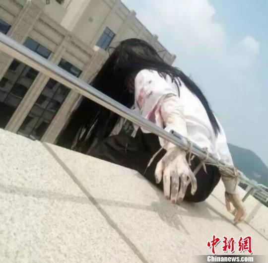 长发女子“盘踞”商场楼顶原是鬼屋宣传噱头已被拆