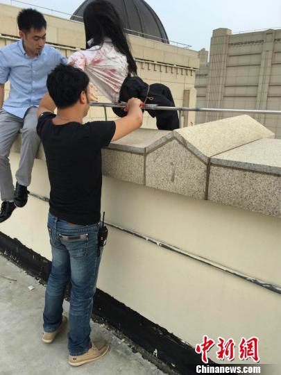 图为工作人员拆除披头散发的人体模型。　秦峥 摄