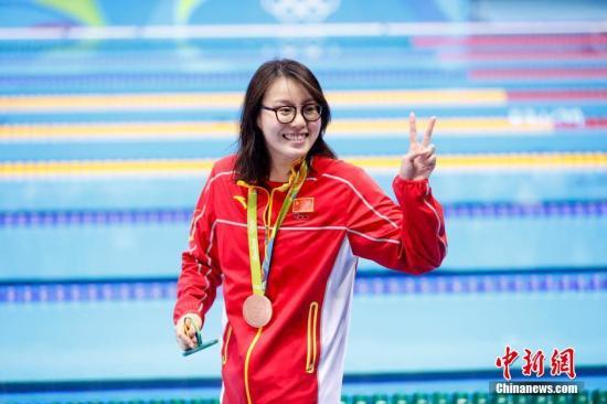 当地时间8月8日，在2016里约奥运女子100米仰泳决赛上，中国选手傅园慧以58秒76夺得铜牌。赛后，傅园慧听闻自己58秒76的成绩，惊讶大呼：“哇！太快了！我打破了亚洲纪录啊！””昨日该项目预赛比赛时，她笑称用了“洪荒之力”。再问此刻感觉，傅园慧幽默地说：“我昨天把洪荒之力都用完了，(所以)今天没有力气了。(触池壁时)只能说我手太短了吧。”中新网记者 杜洋 摄