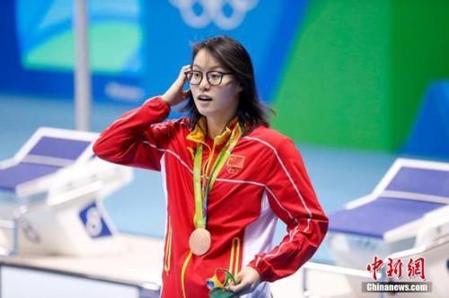 当地时间8月8日,在2016里约奥运女子100米仰泳决赛上,中国选手傅园慧以58秒76夺得铜牌。图为傅园慧登台领奖。<a target='_blank' href='http://www.chinanews.com/' >中新网</a>记者 杜洋 摄 点击进入下一页