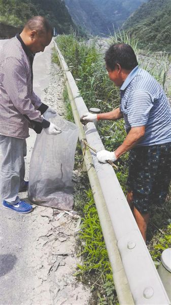 四川千佛山遭陌生人放生两车蛇 村民不敢上山采药