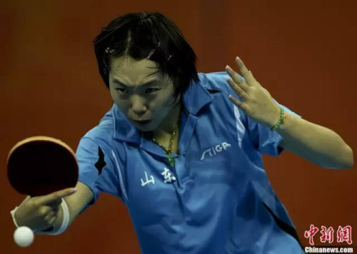 2013年9月10日,第十二届全运会乒乓球比赛女单决赛在辽宁鞍山举行,山东选手李晓霞击败队友陈梦获得冠军。<a target='_blank' href='http://www.chinanews.com/'>中新社</a>发 刘关关摄 点击进入下一页